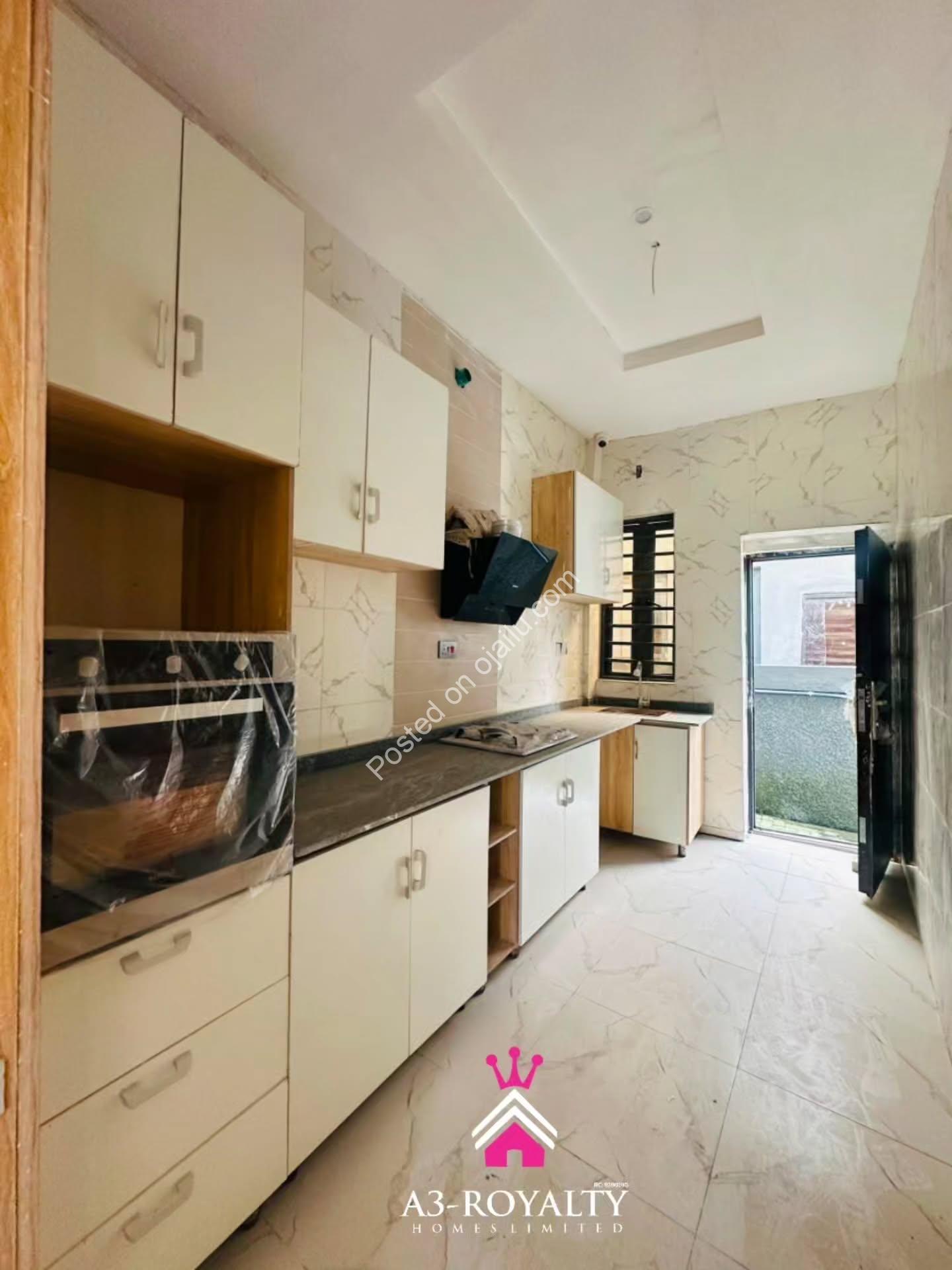 Turnkey Townhouse: 3BR Terrace + Ensuites, Lekki