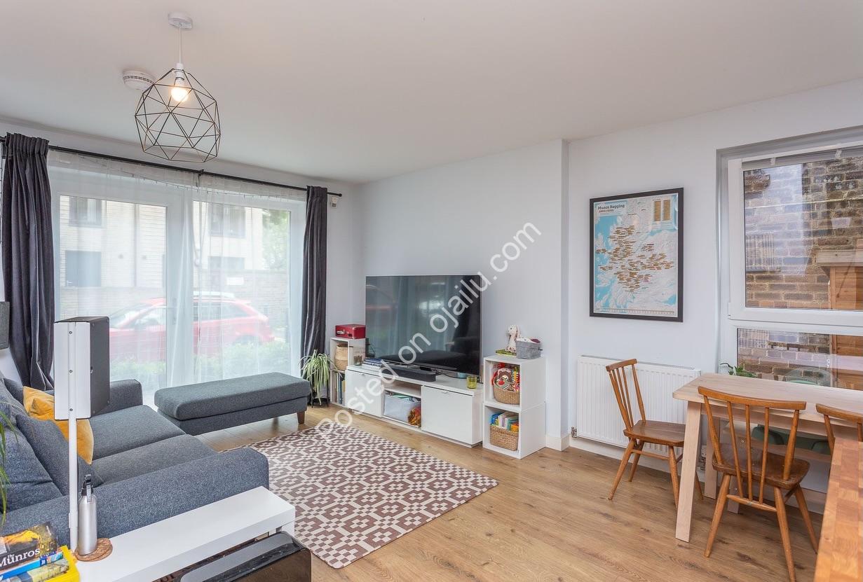 Private Patio & Parking: Stunning 2-Bed Leith Flat Below Value