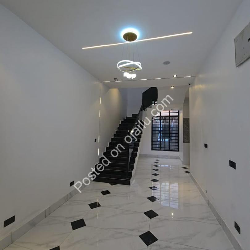 Sophisticated 4-Bed Terrace Duplex in Chevron
