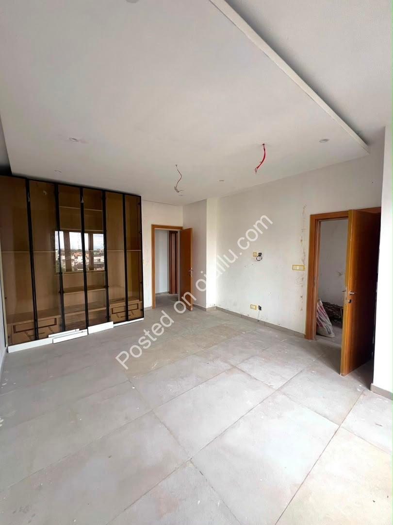 Ikoyi 8th-Floor Stunner: Pool, Gym & C of O