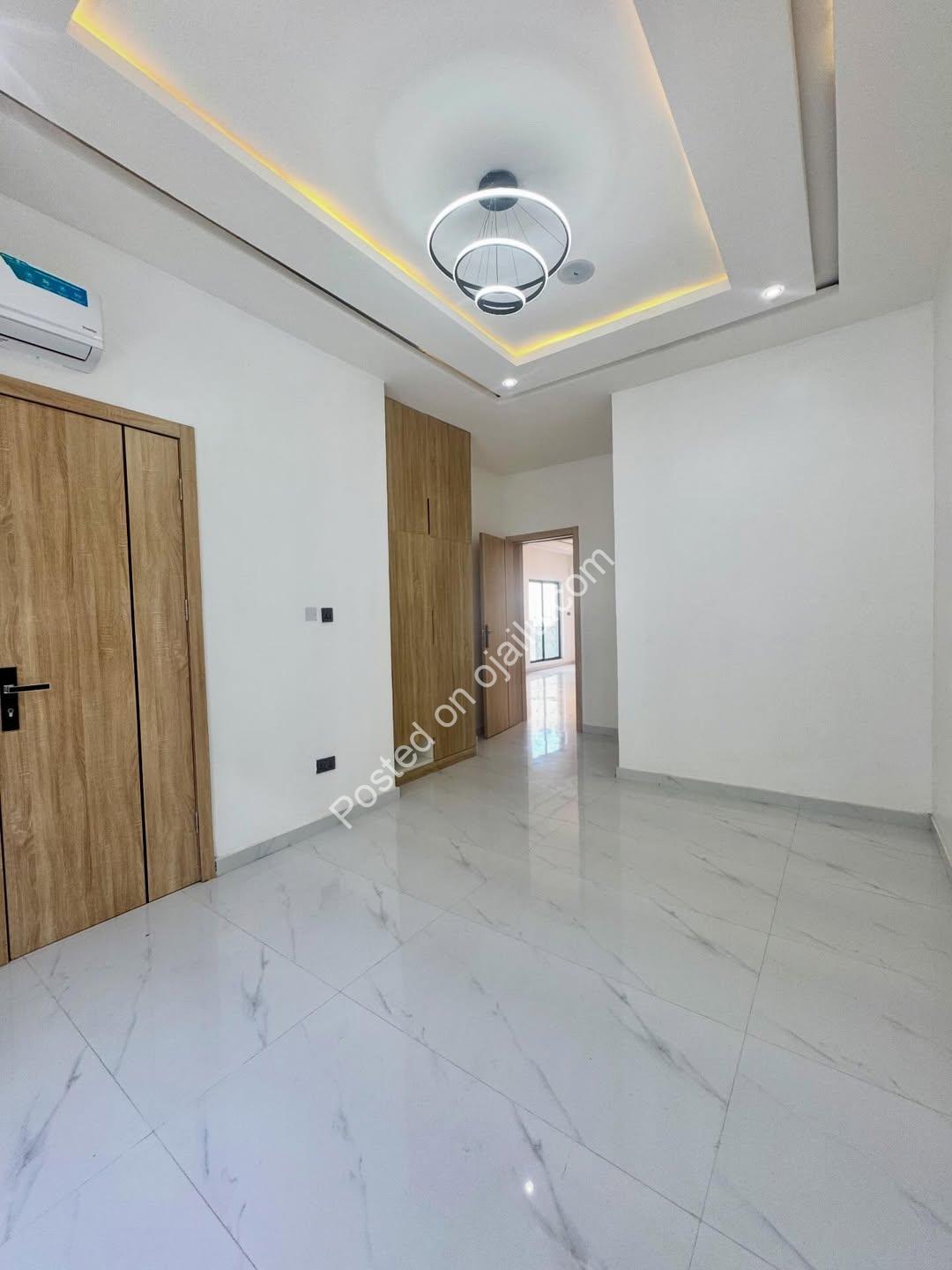 2BR Serviced Oasis: Pool, Gym & Elevator!