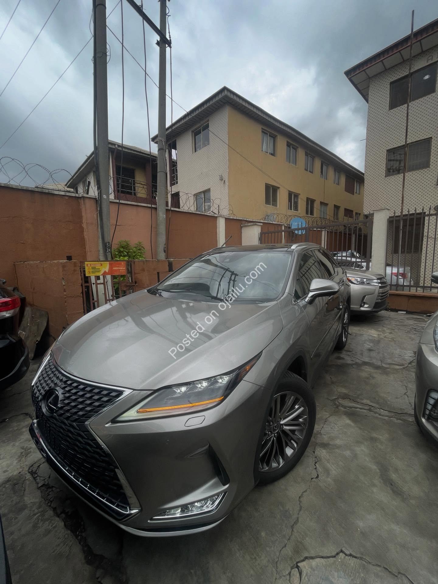 2020 Lexus RX350 Premium: Panoramic Luxury Awaits!
