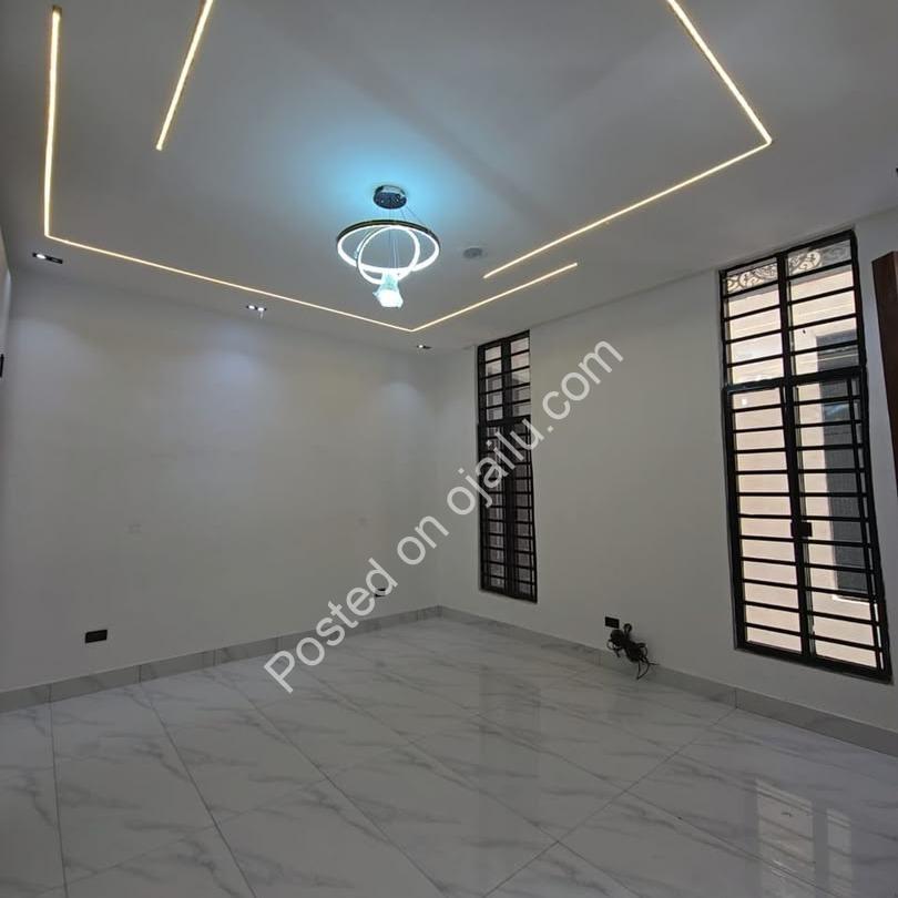 Sophisticated 4-Bed Terrace Duplex in Chevron