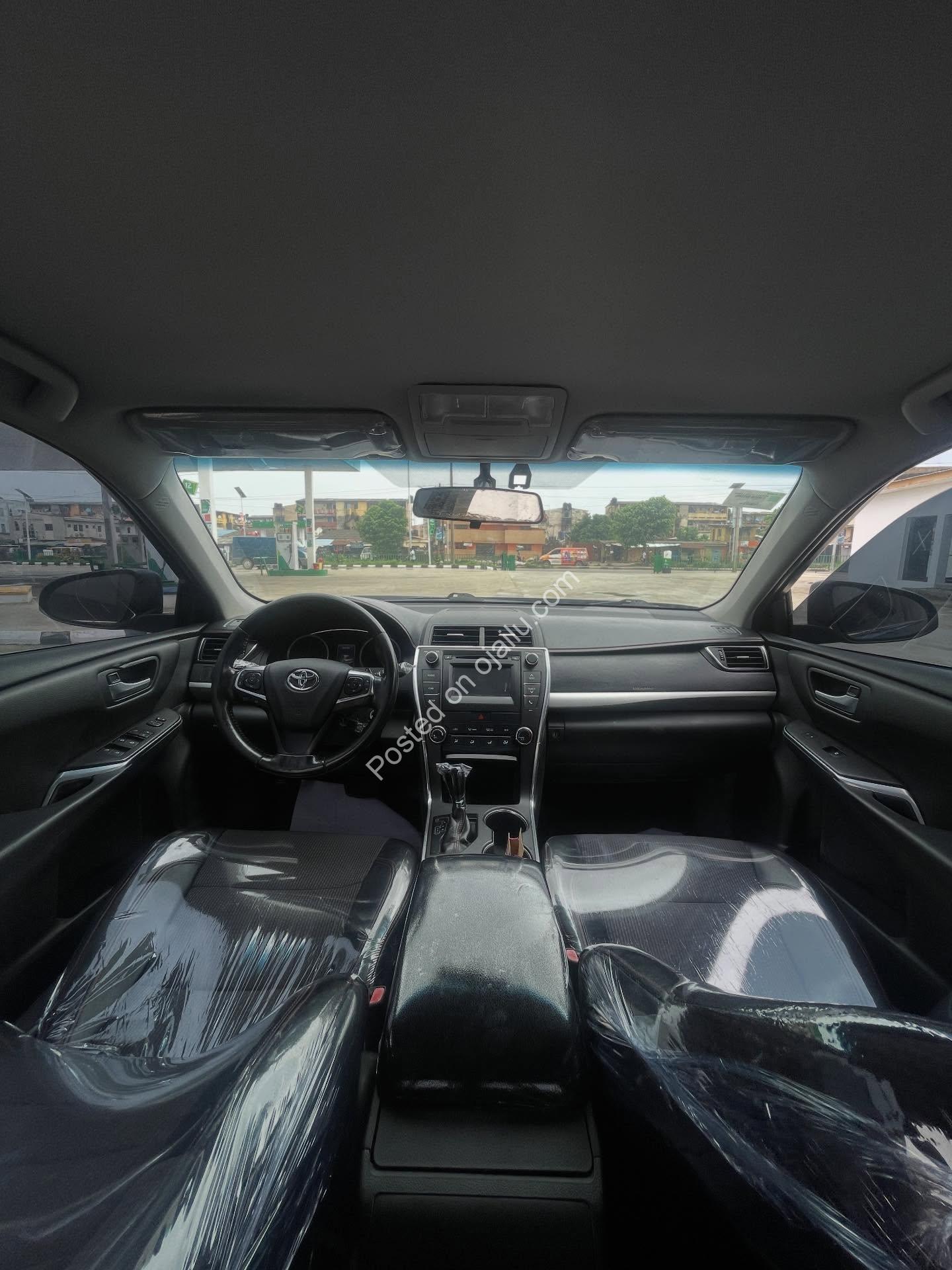 2016 Toyota Camry SE: Touchscreen, Paddle Shifters, 13.5M