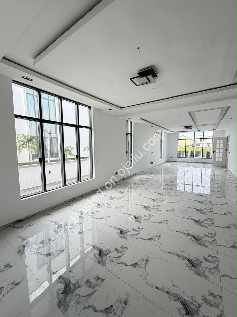 5-Bed Showstopper in Ajah: CofO Ready