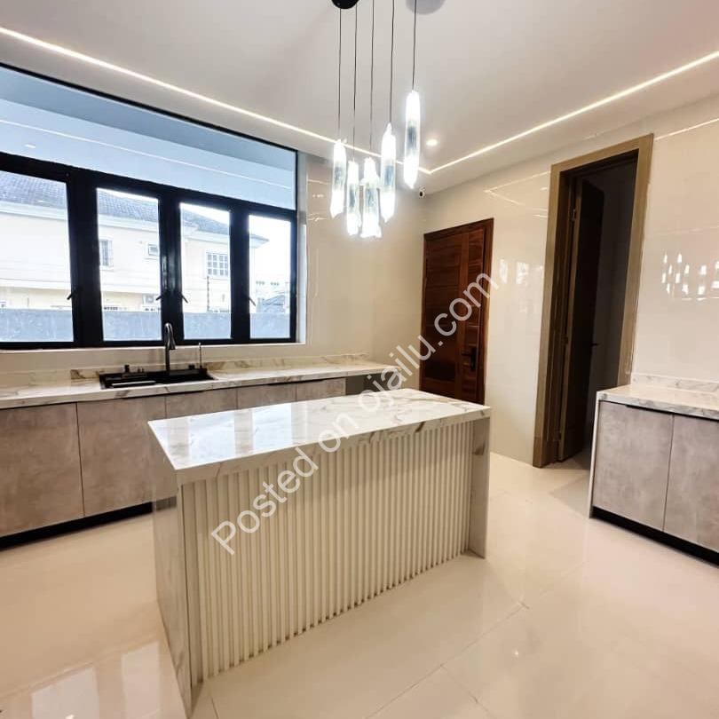 Soaring 5-Bed in VGC: Pool, Gym & Elevator