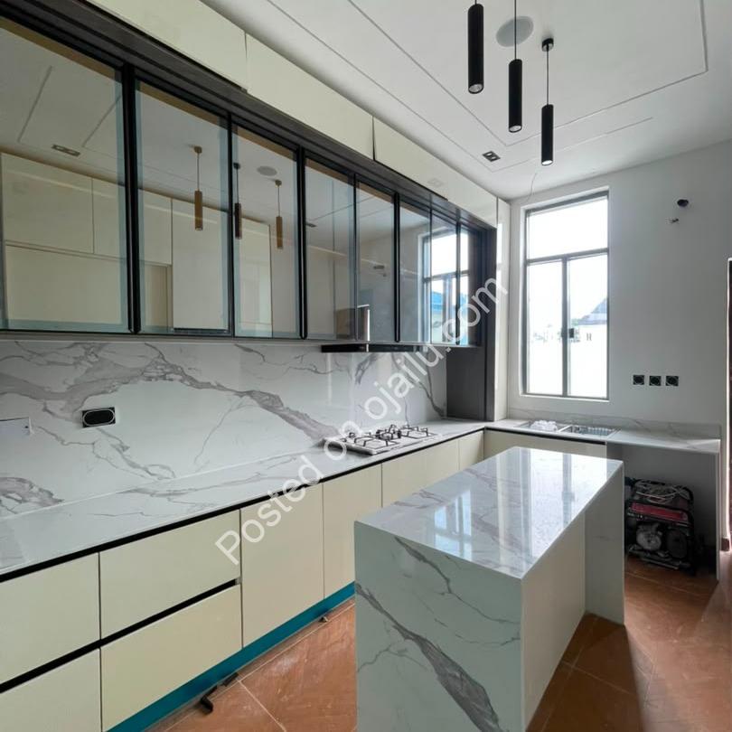 Chevron 4-Bed Semi-Detached with Jacuzzi & Pool