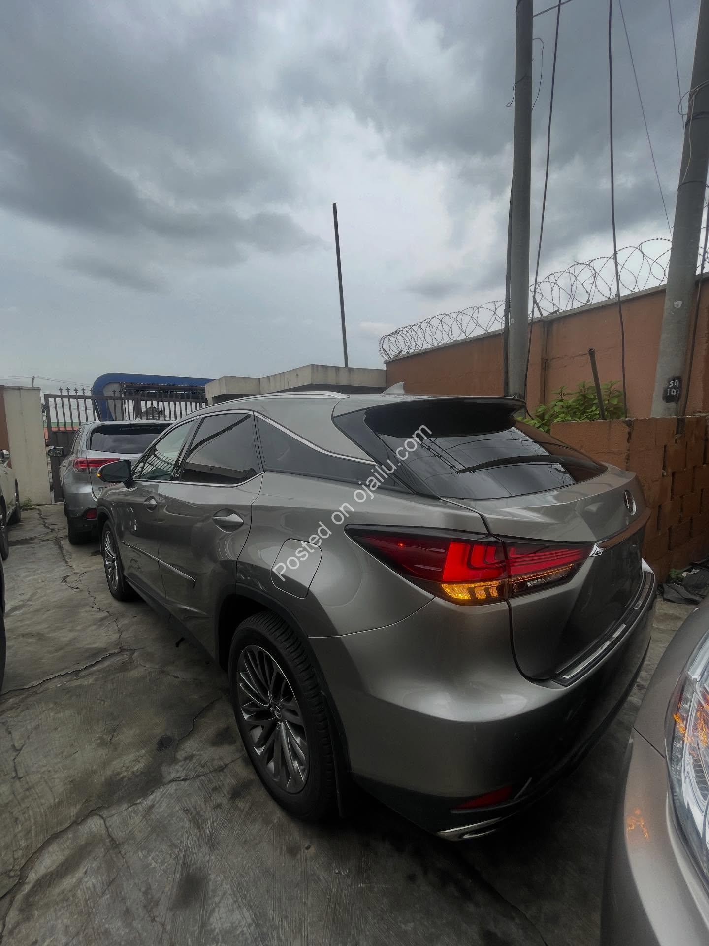 2020 Lexus RX350 Premium: Panoramic Luxury Awaits!