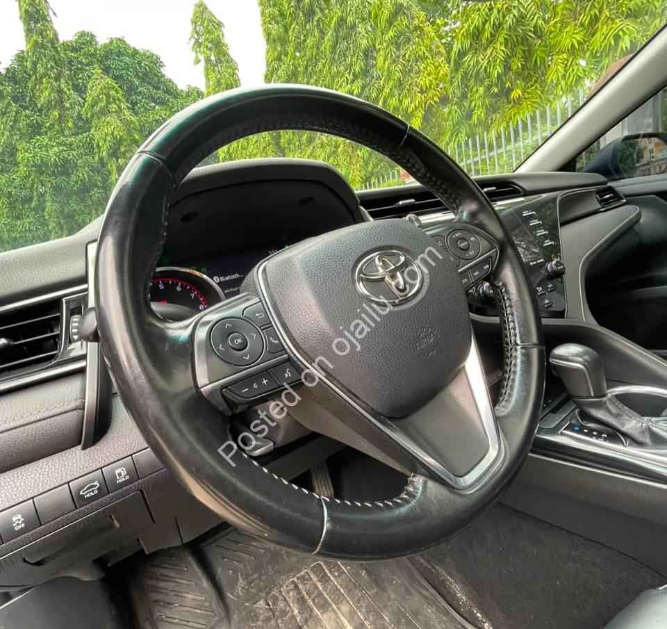 2019 Toyota Camry XSE: Panoramic Roof, Luxury Deals Await!