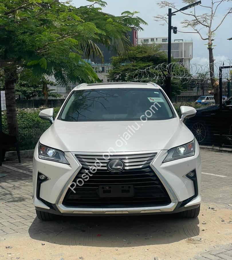 2017 Lexus RX350 – Luxury, Sunroof & Byte!