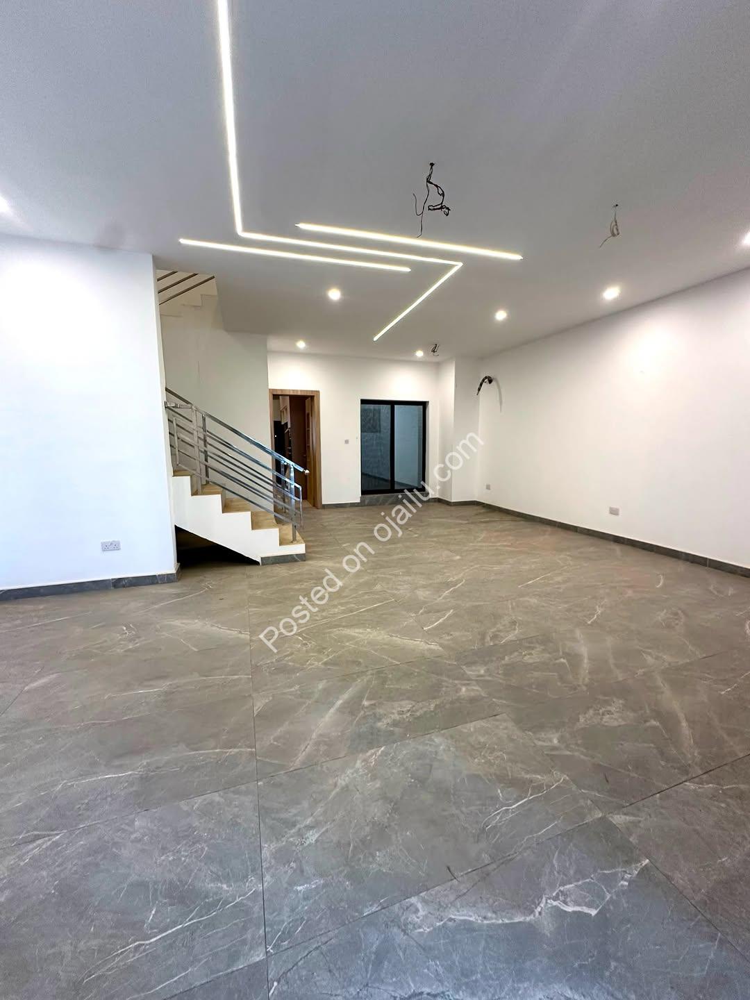 Elegant 4-Bed Duplex with Pool in Lifecamp