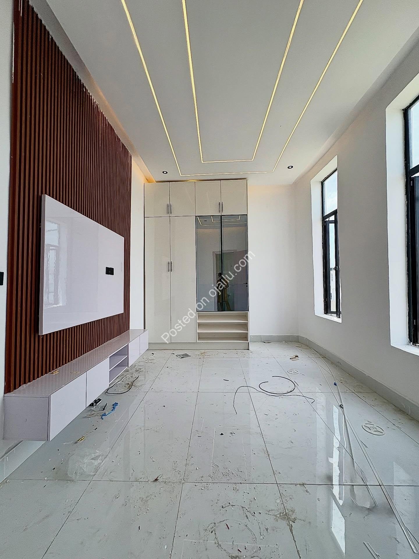 5-Bed Ensuite Paradise with Pool in Ajah
