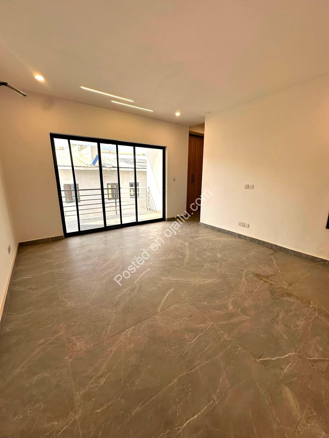 Elegant 4-Bed Duplex with Pool in Lifecamp