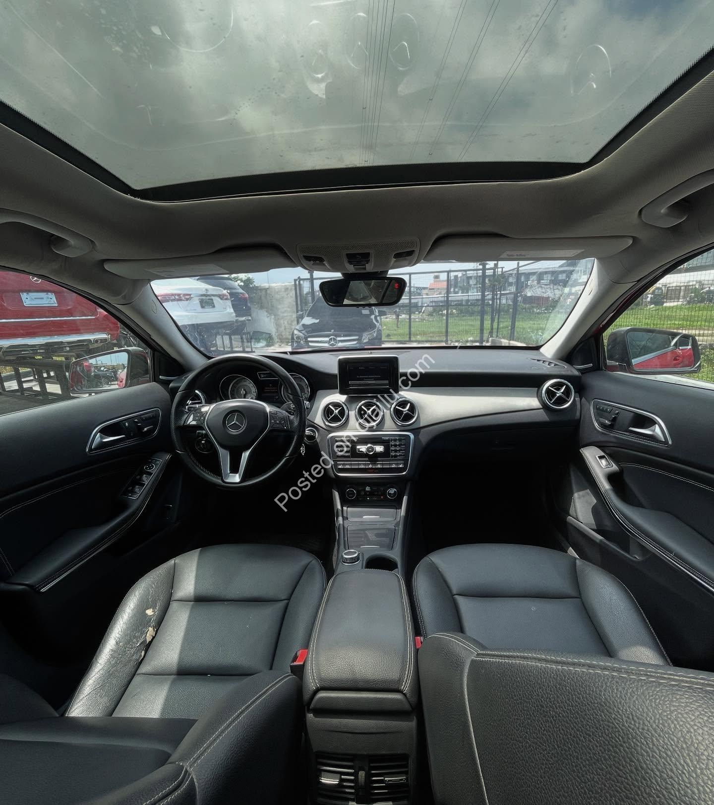 2015 Mercedes GLA250 4matic – Luxury, Panoramic Roof & Reverse Camera