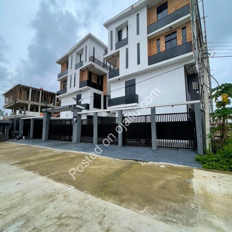 Sophisticated 4-Bed Terrace Duplex in Chevron