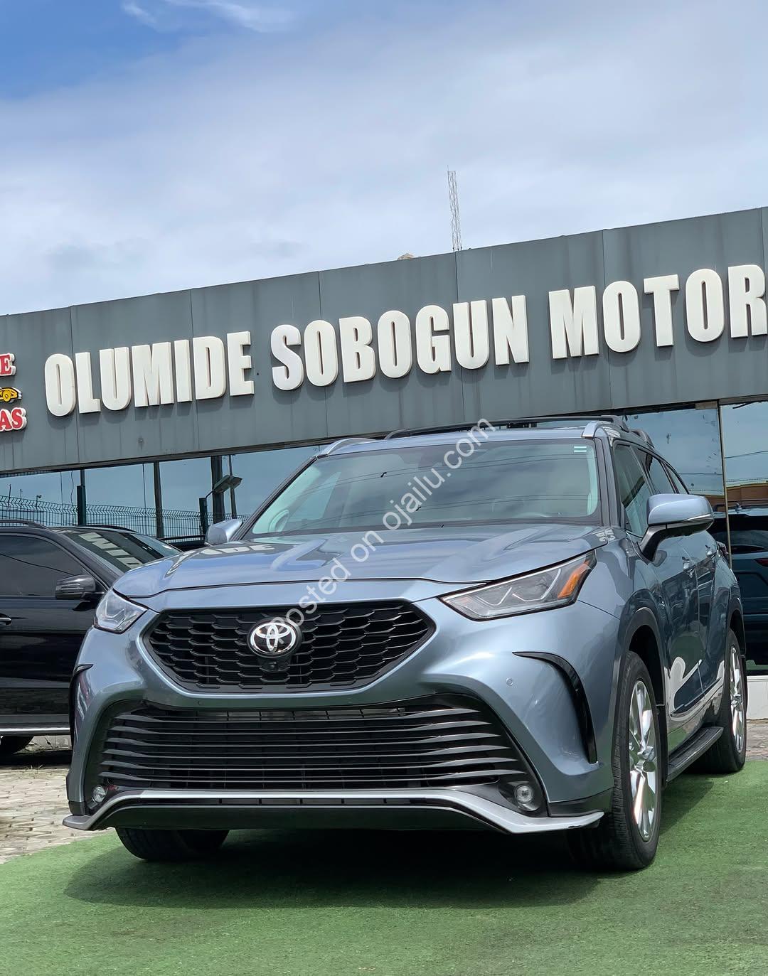 2023 Platinum Highlander: Premium, Pristine, Drive Away Today