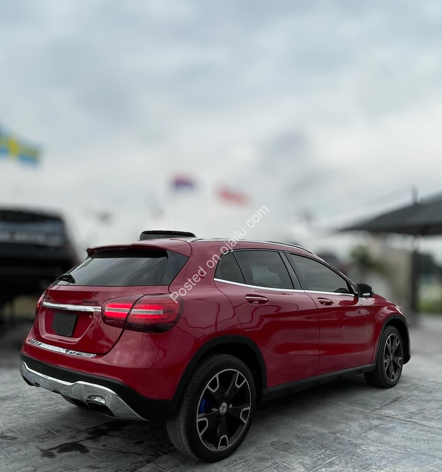 2018 Mercedes GLA250 4Matic: Panoramic Roof & Low Mileage, 12.5M