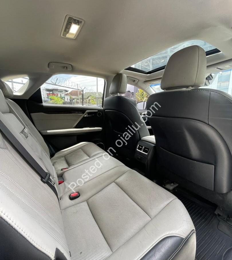2017 Lexus RX350 – Luxury, Sunroof & Byte!