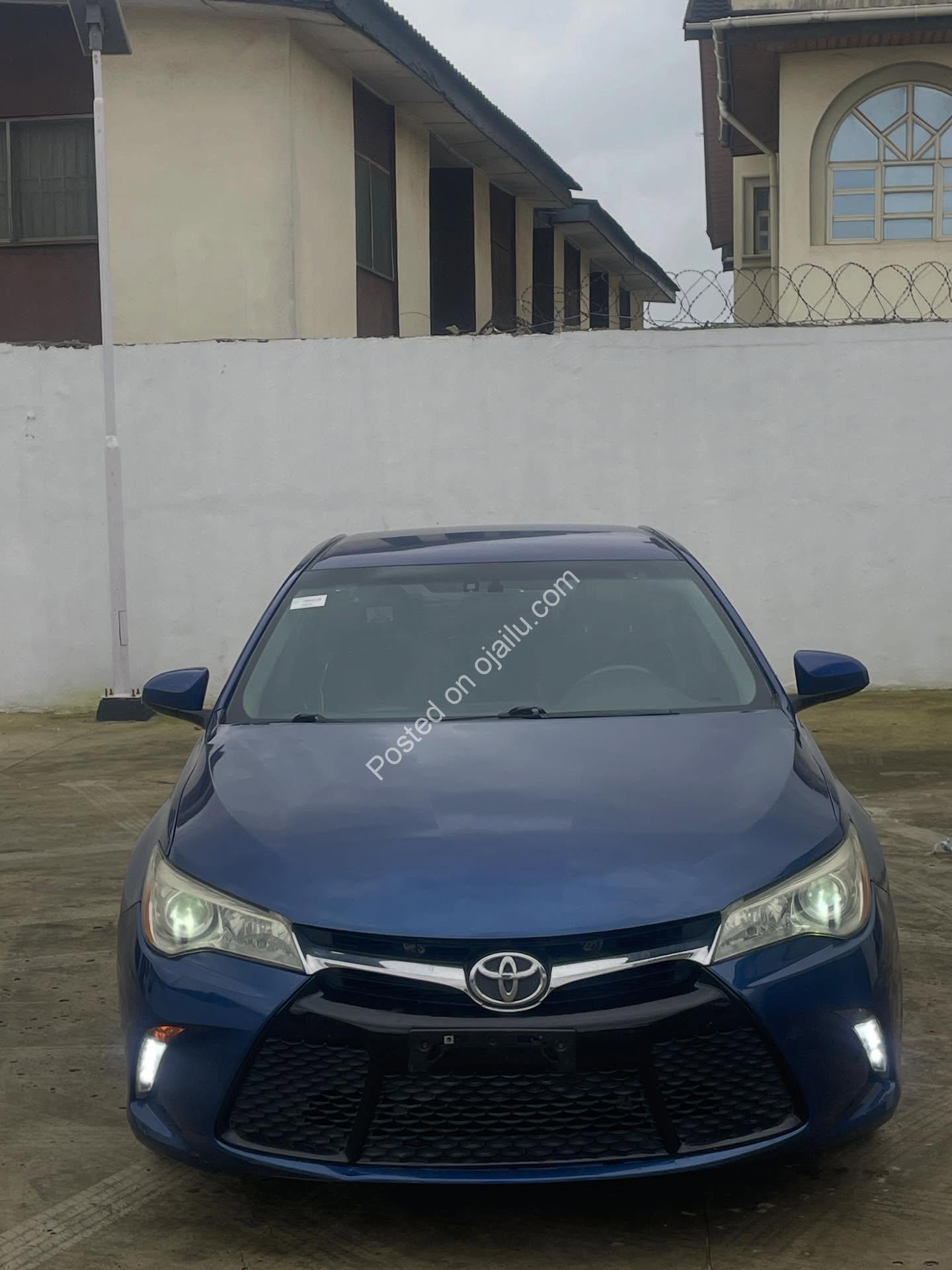 2016 Toyota Camry SE: Touchscreen, Paddle Shifters, 13.5M