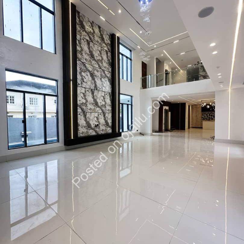 Soaring 5-Bed in VGC: Pool, Gym & Elevator