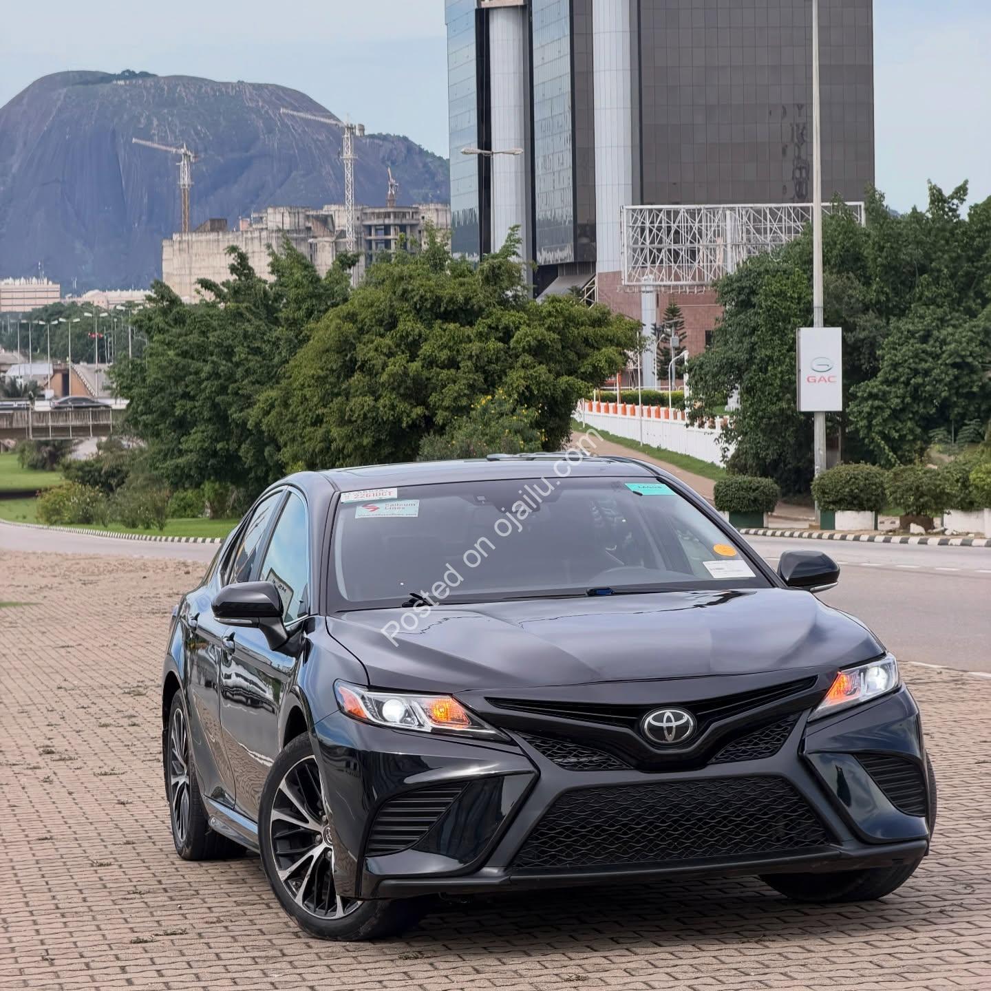 2018 Camry SE: Duty Paid, Sunroof, Pristine