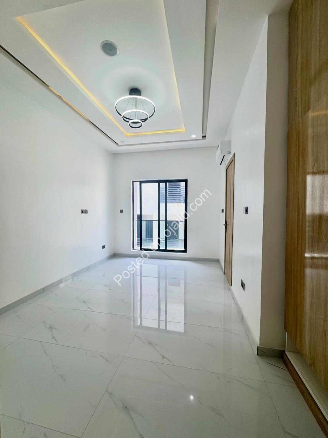 2BR Serviced Oasis: Pool, Gym & Elevator!