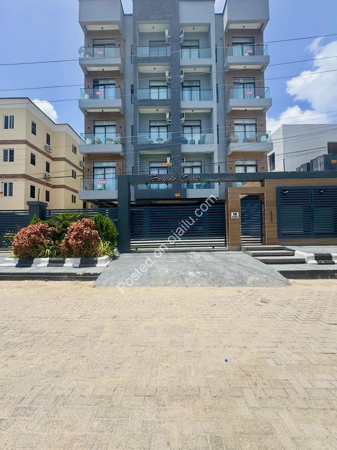 2BR Serviced Oasis: Pool, Gym & Elevator!