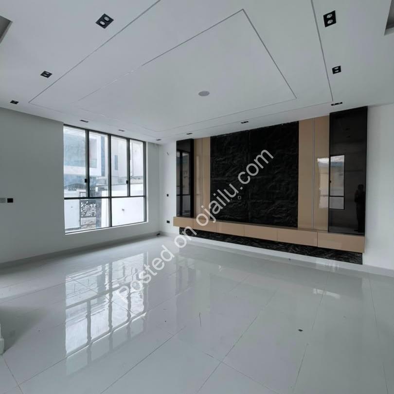 Chevron 4-Bed Semi-Detached with Jacuzzi & Pool