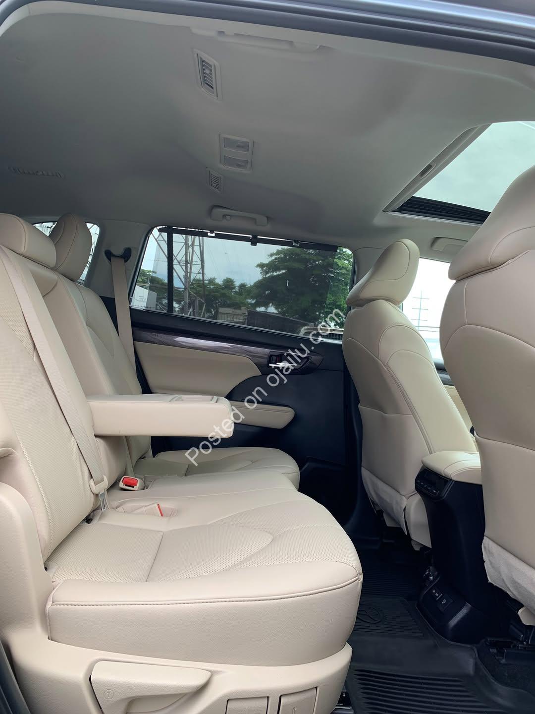2023 Platinum Highlander: Premium, Pristine, Drive Away Today