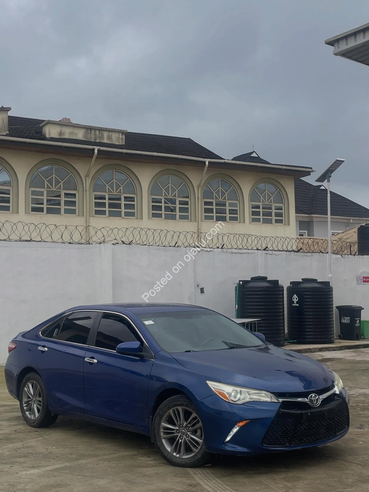 2016 Toyota Camry SE: Touchscreen, Paddle Shifters, 13.5M