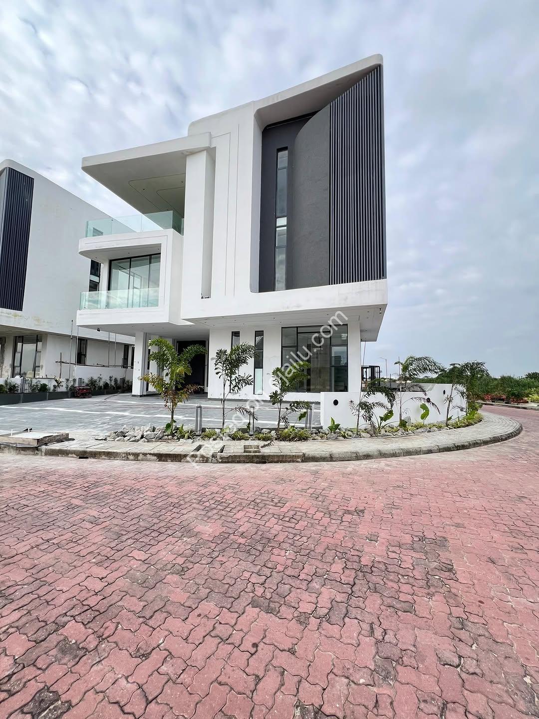 Elevated Living: 6-Bed Cinema, Gym & Pool Home