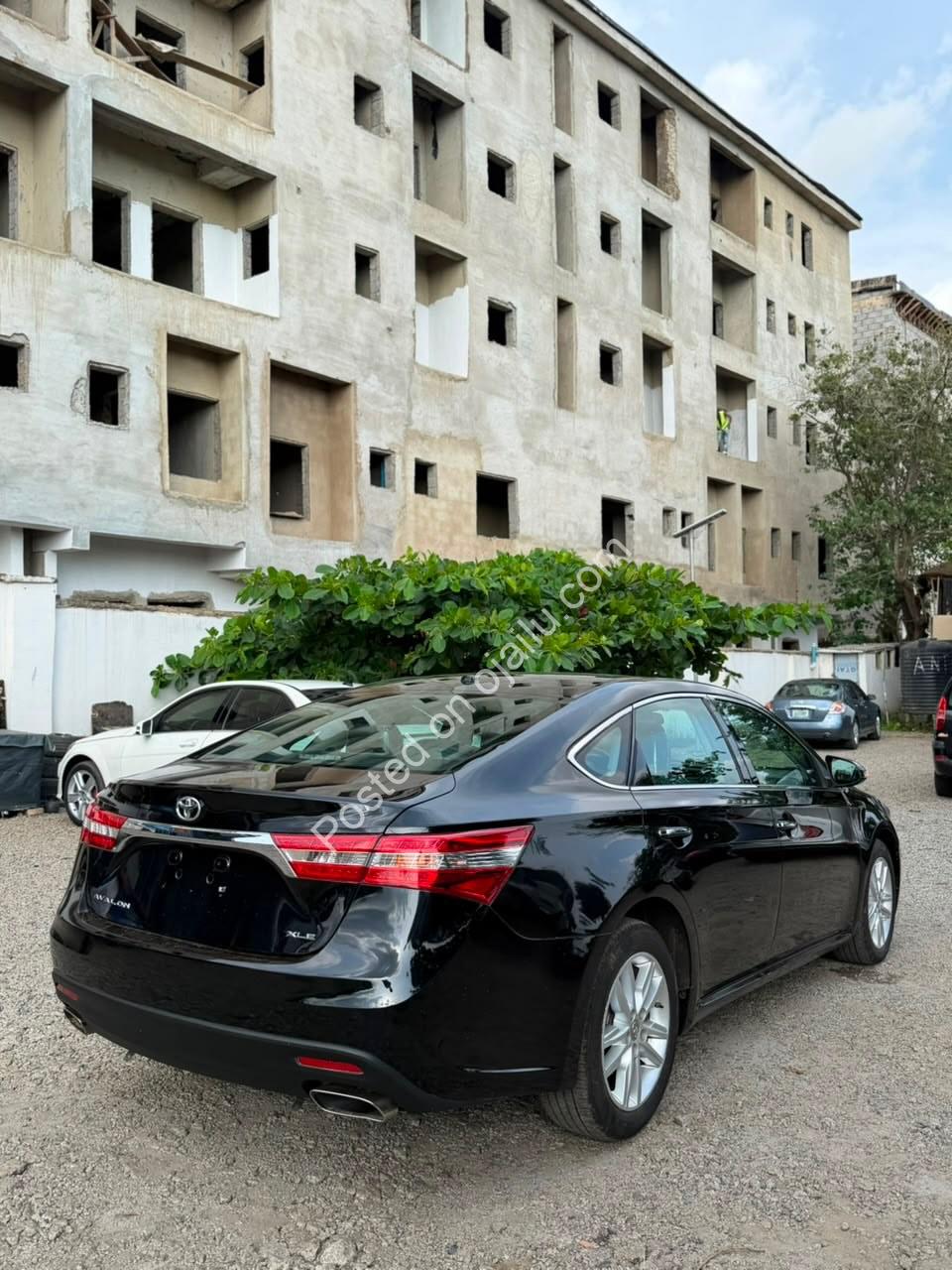 2016 Toyota Avalon XLE: Heated Seats & Clean Duty