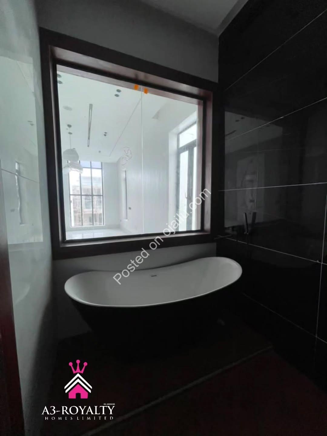 Move-In Ready: 5BR Duplex with Pool & Jacuzzi