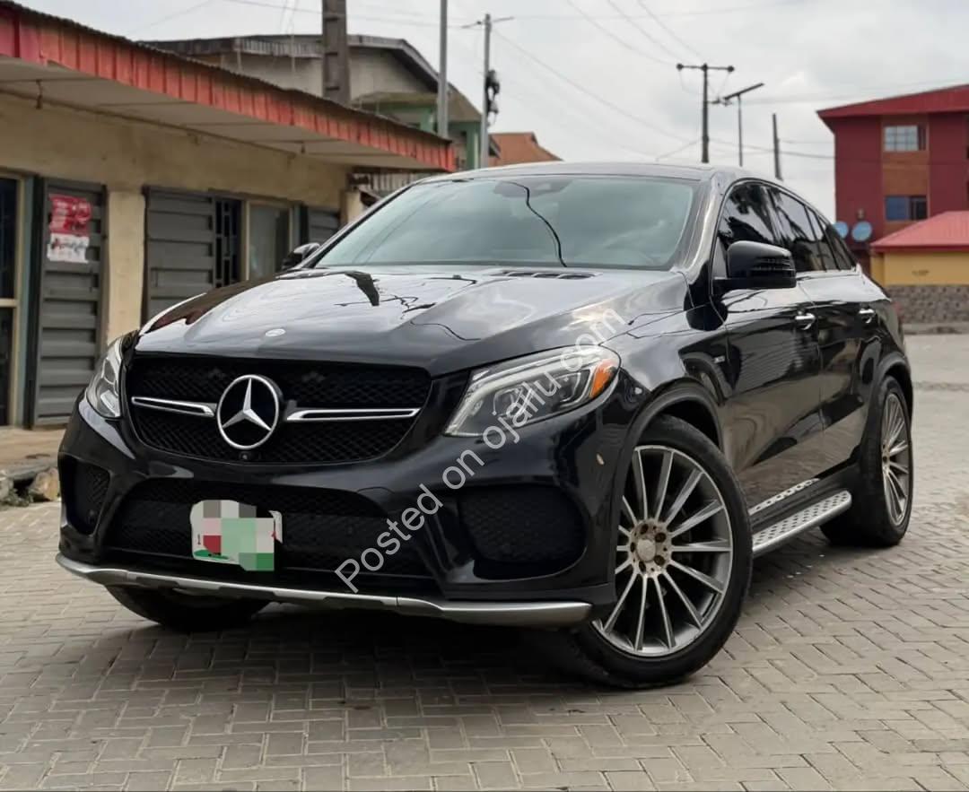 AMG Luxury Beast: Black on Cream Leather, Panoramic Roof, Accident-Free