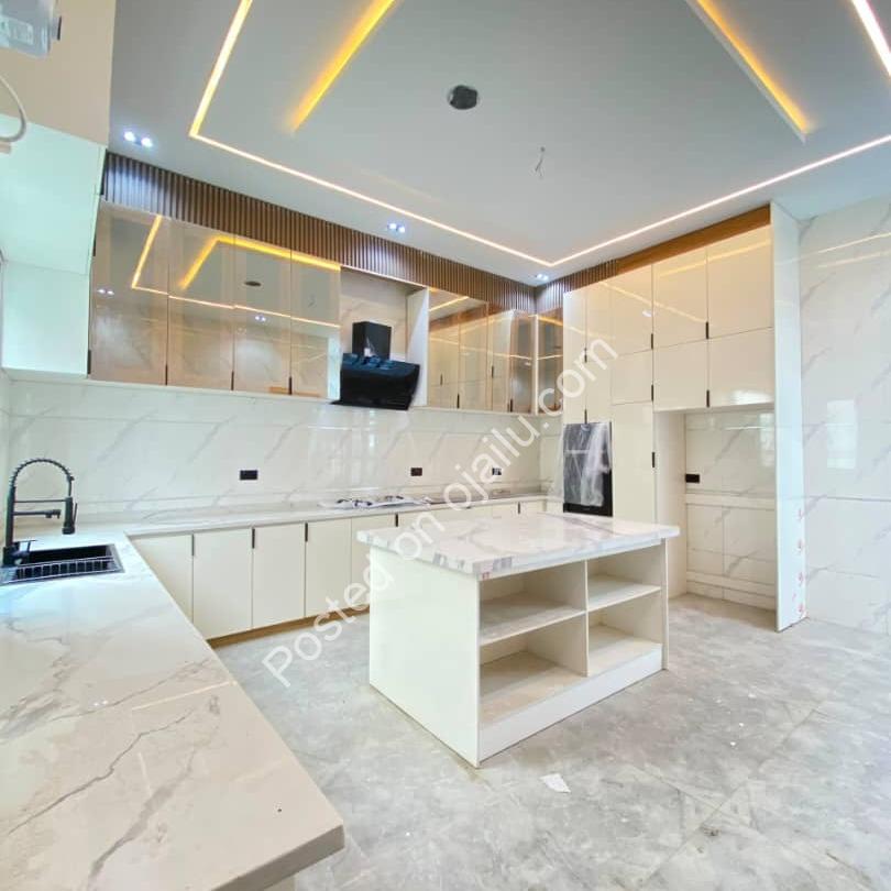 Refined 5-Bed Duplex with Pool in Chevron