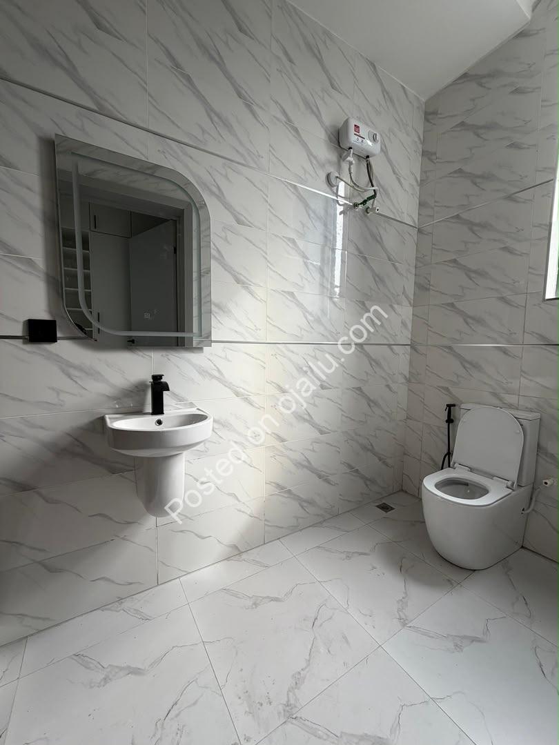 5-Bed Showstopper in Ajah: CofO Ready