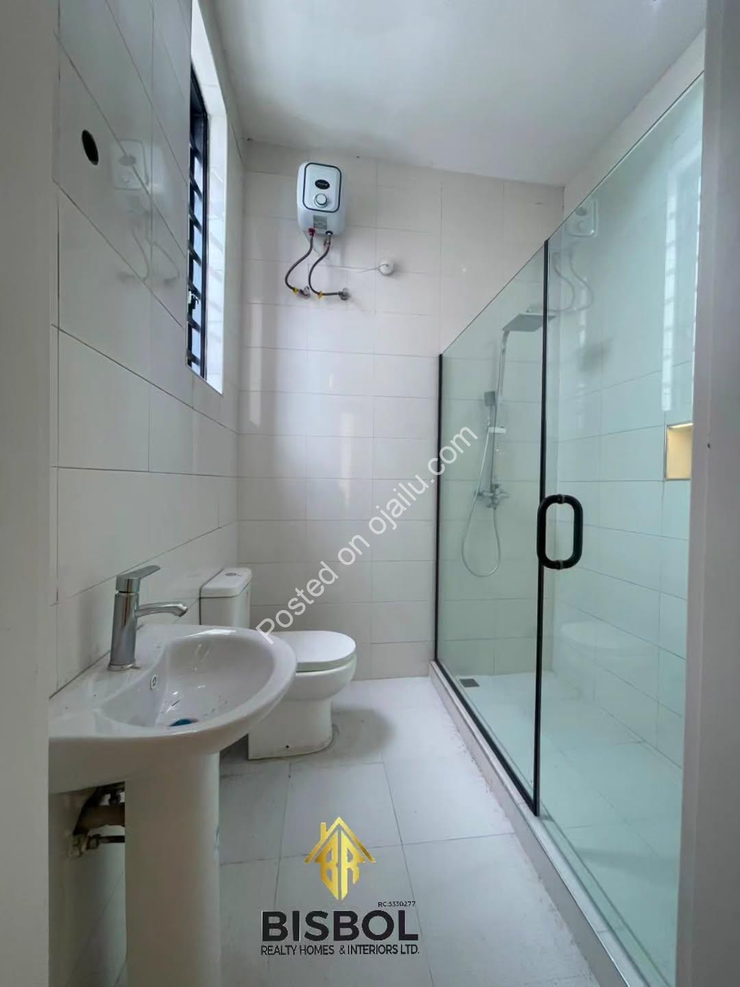 Move-In Ready: 5BR Duplex with Pool & Jacuzzi