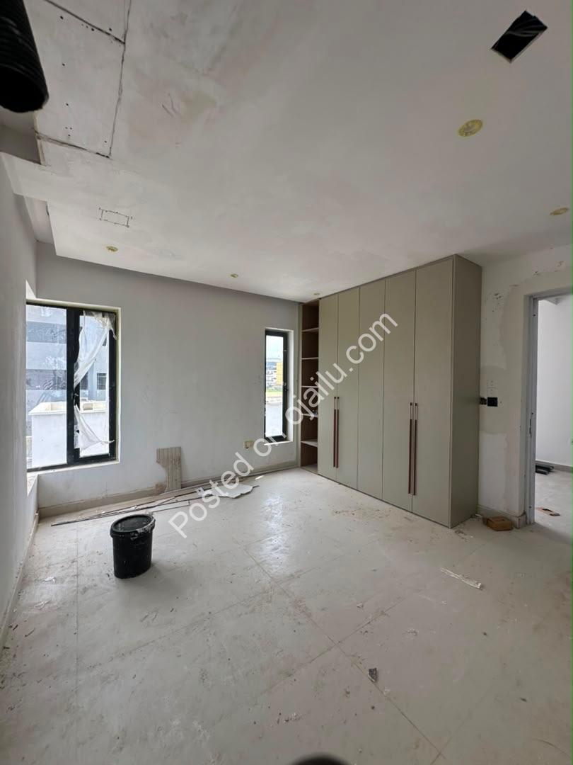 5-Bed Lekki Duplex w/ Pool & BQ – N550M