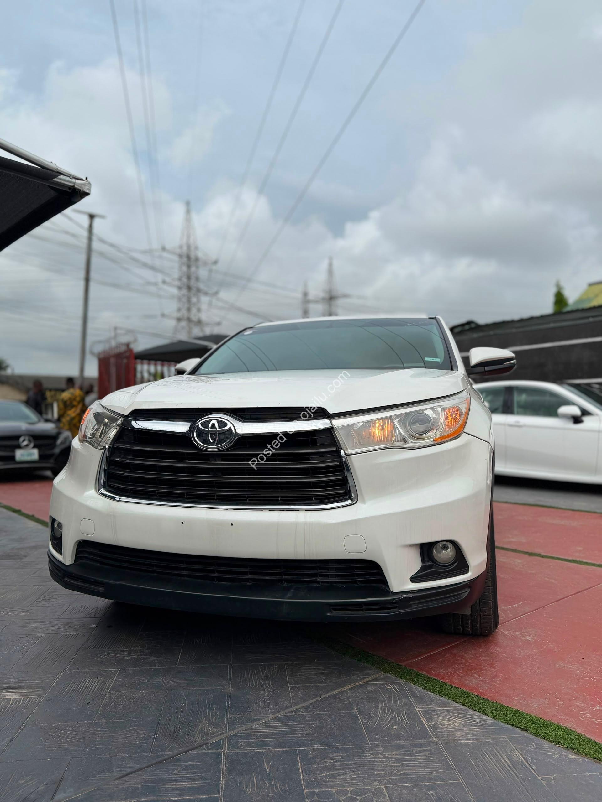 2015 Highlander: 8-Seater Family Beast with Sunroof & Power