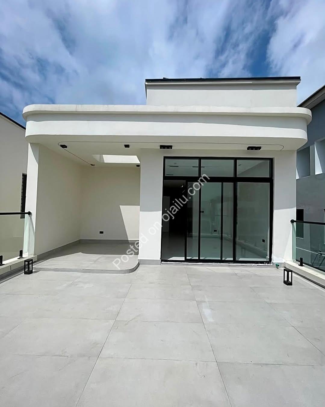 5BR Dream Home: Pool, Cinema & Rooftop Terrace