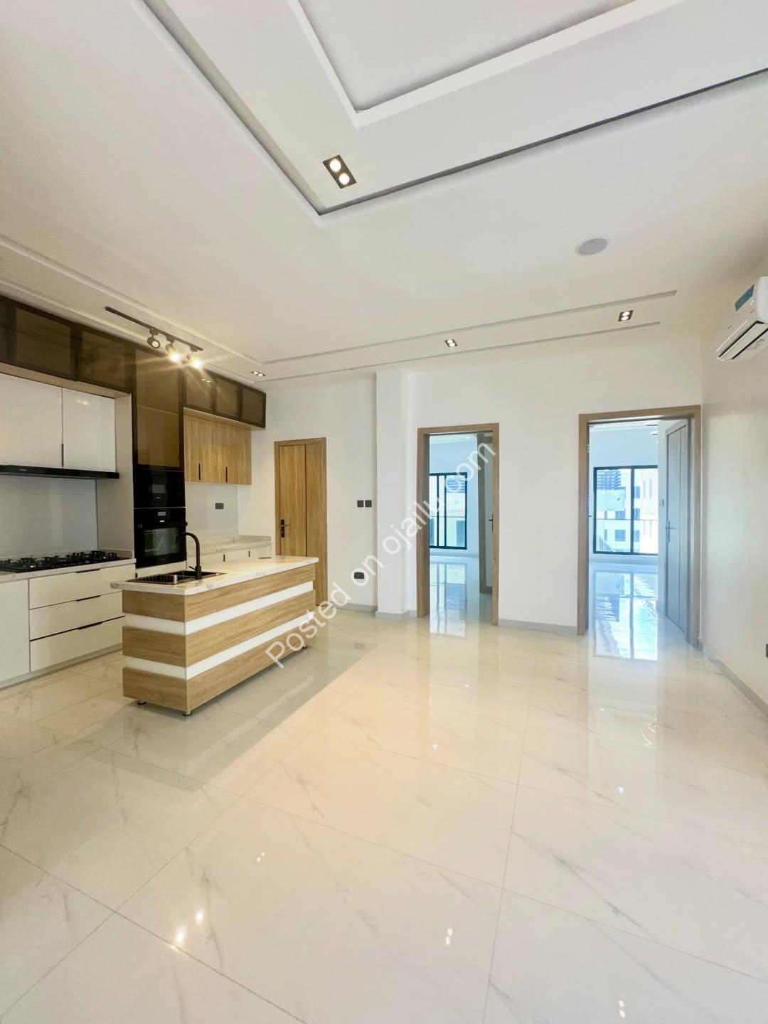 2BR Serviced Oasis: Pool, Gym & Elevator!