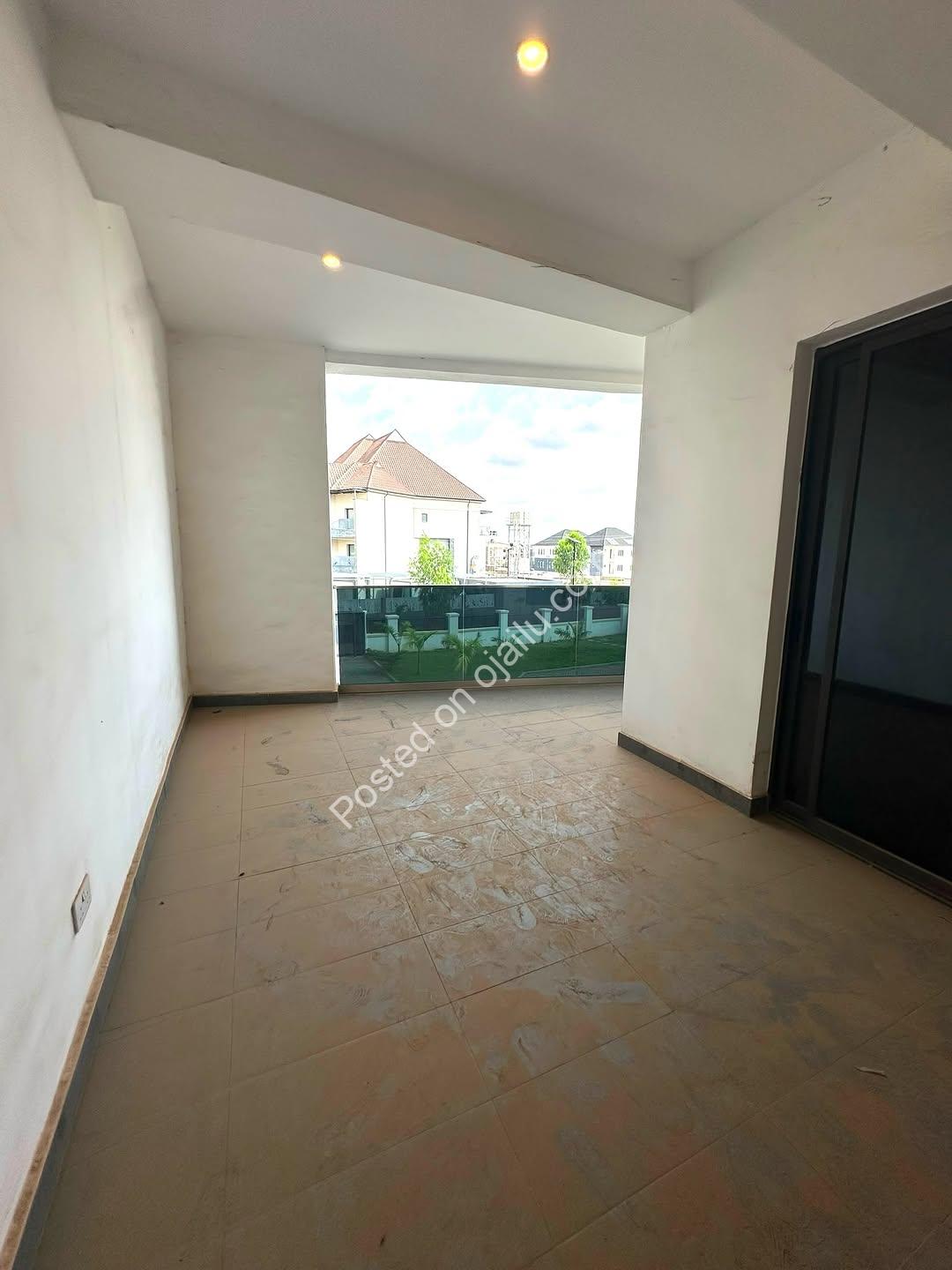 Elegant 4-Bed Duplex with Pool in Lifecamp