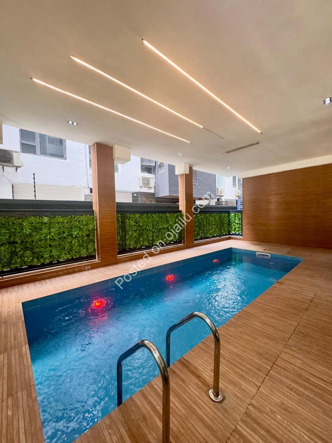 2BR Serviced Oasis: Pool, Gym & Elevator!