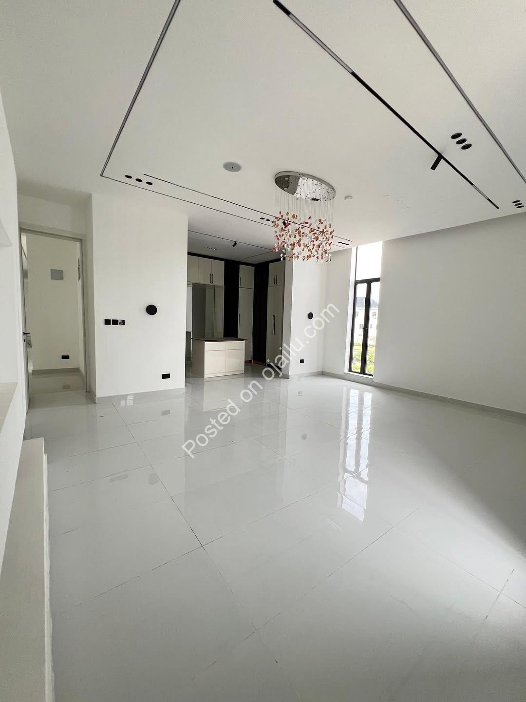 Elevated Living: 6-Bed Cinema, Gym & Pool Home