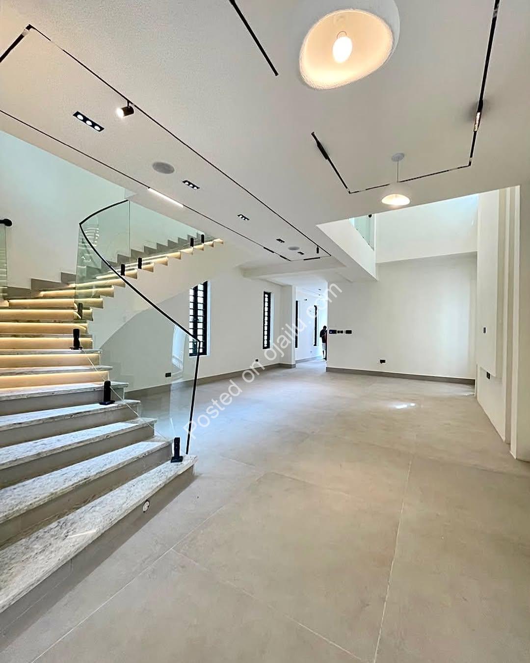 5BR Dream Home: Pool, Cinema & Rooftop Terrace