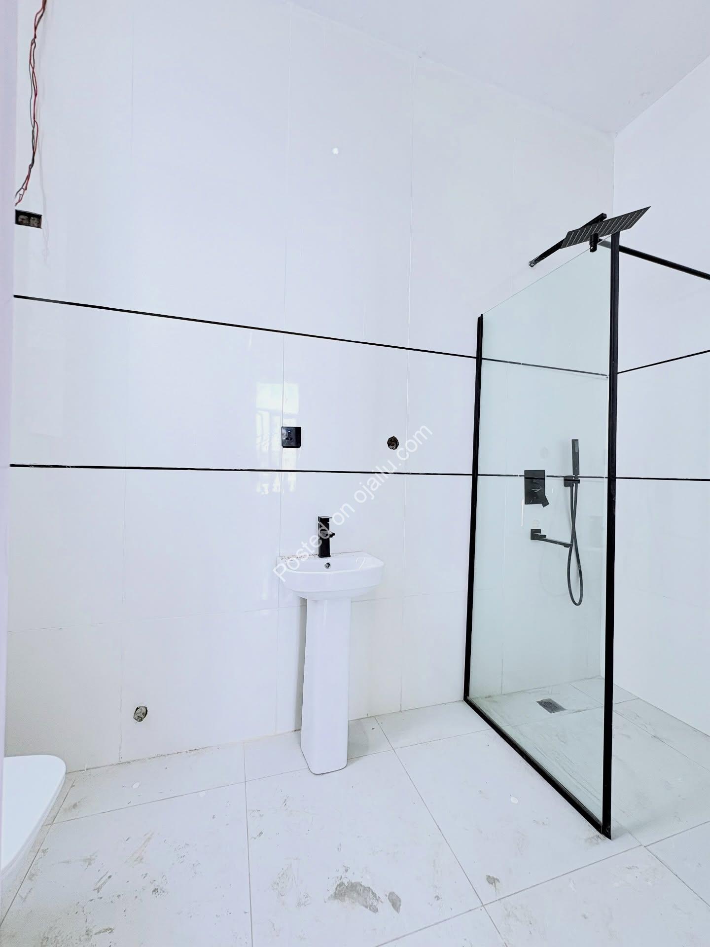 5-Bed Ensuite Paradise with Pool in Ajah