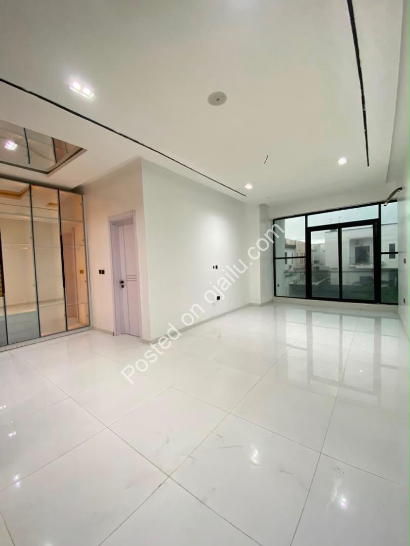 5-Bed Ensuite Duplex: Pool & Smart Features Await