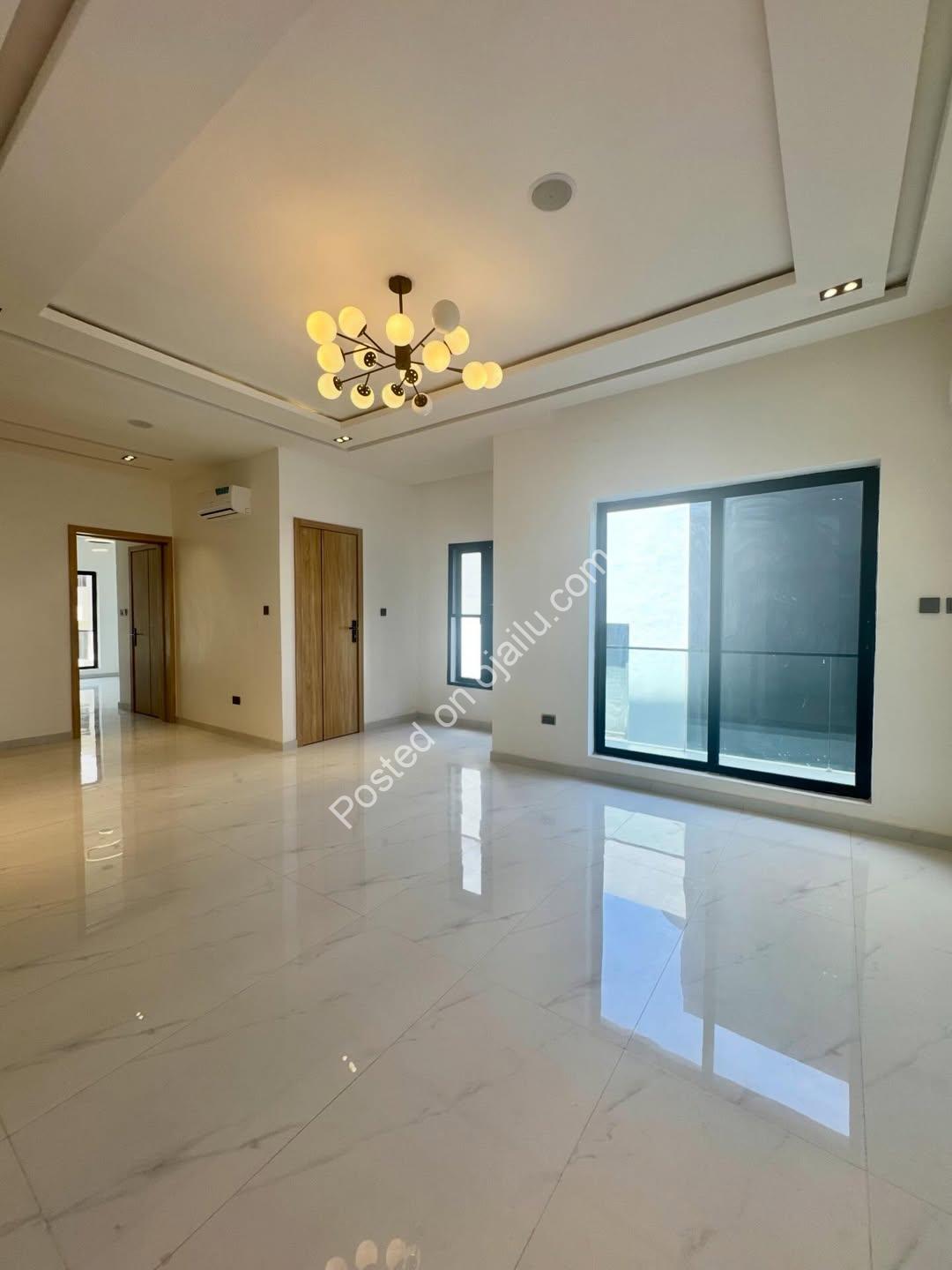 2BR Serviced Oasis: Pool, Gym & Elevator!