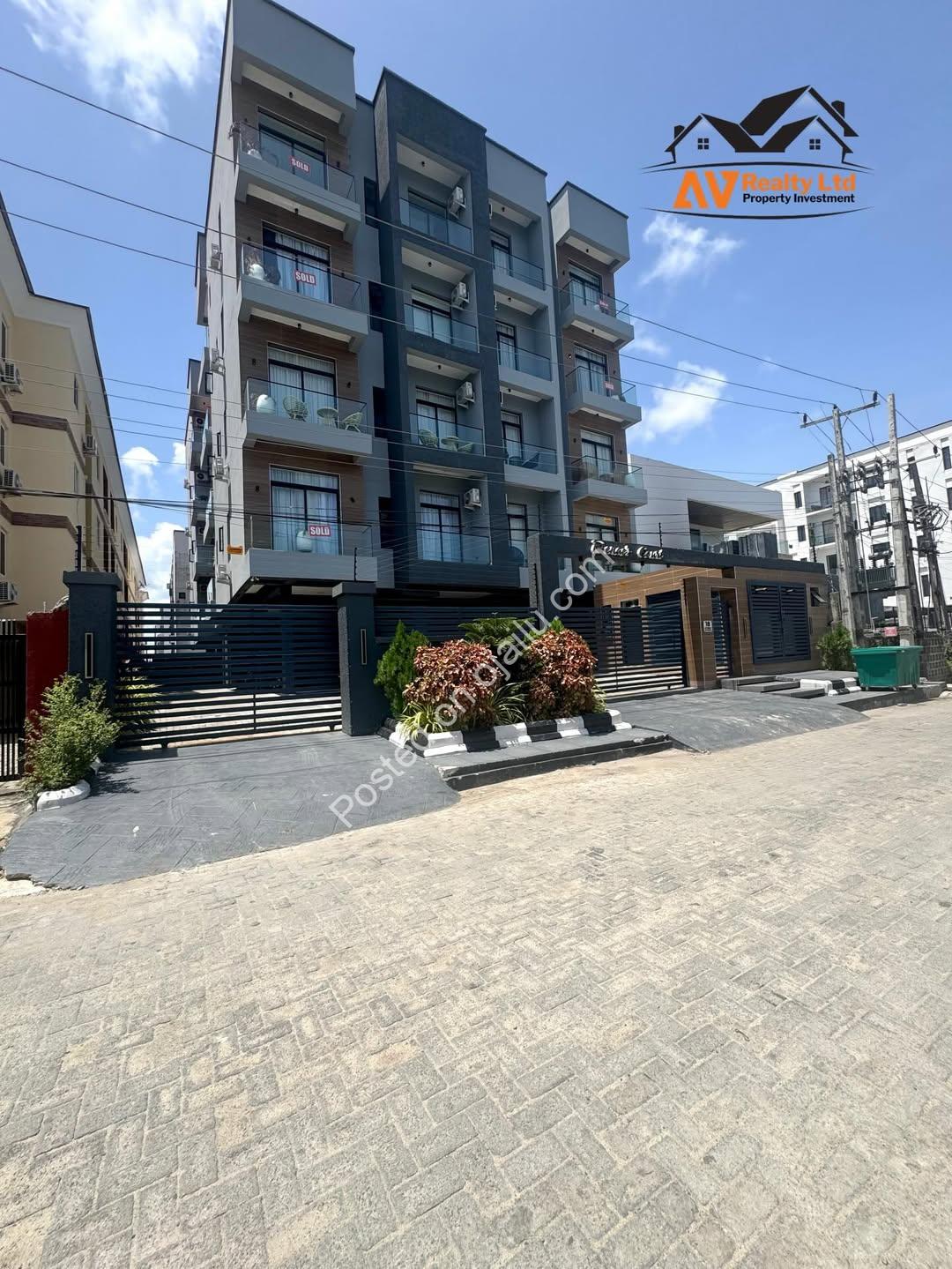 2BR Serviced Oasis: Pool, Gym & Elevator!