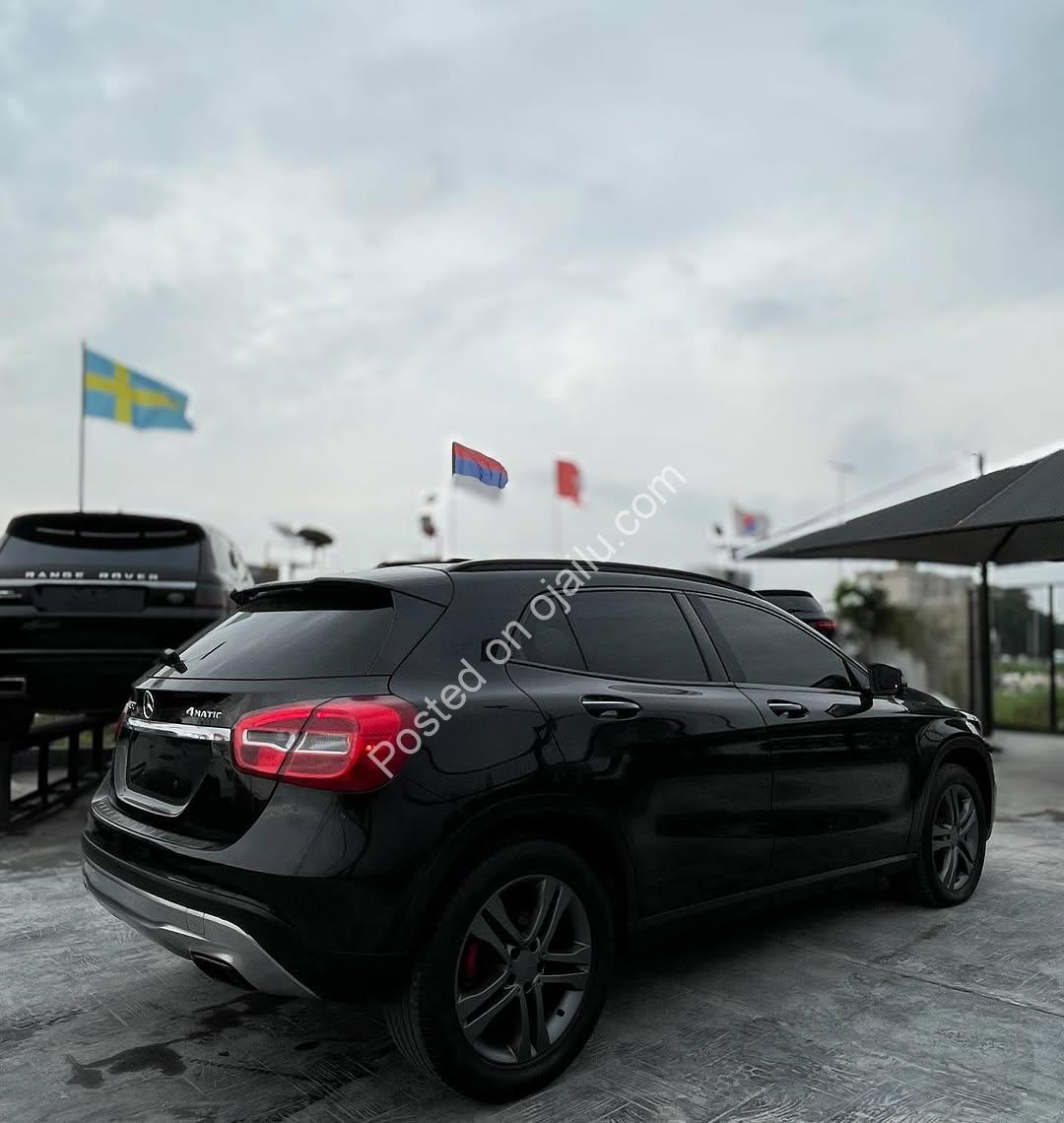 Panoramic Roof | 2016 Mercedes-Benz GLA250 4MATIC – 19.4M